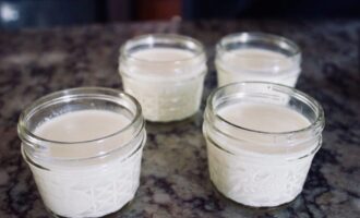 Разлить йогурт в баночки